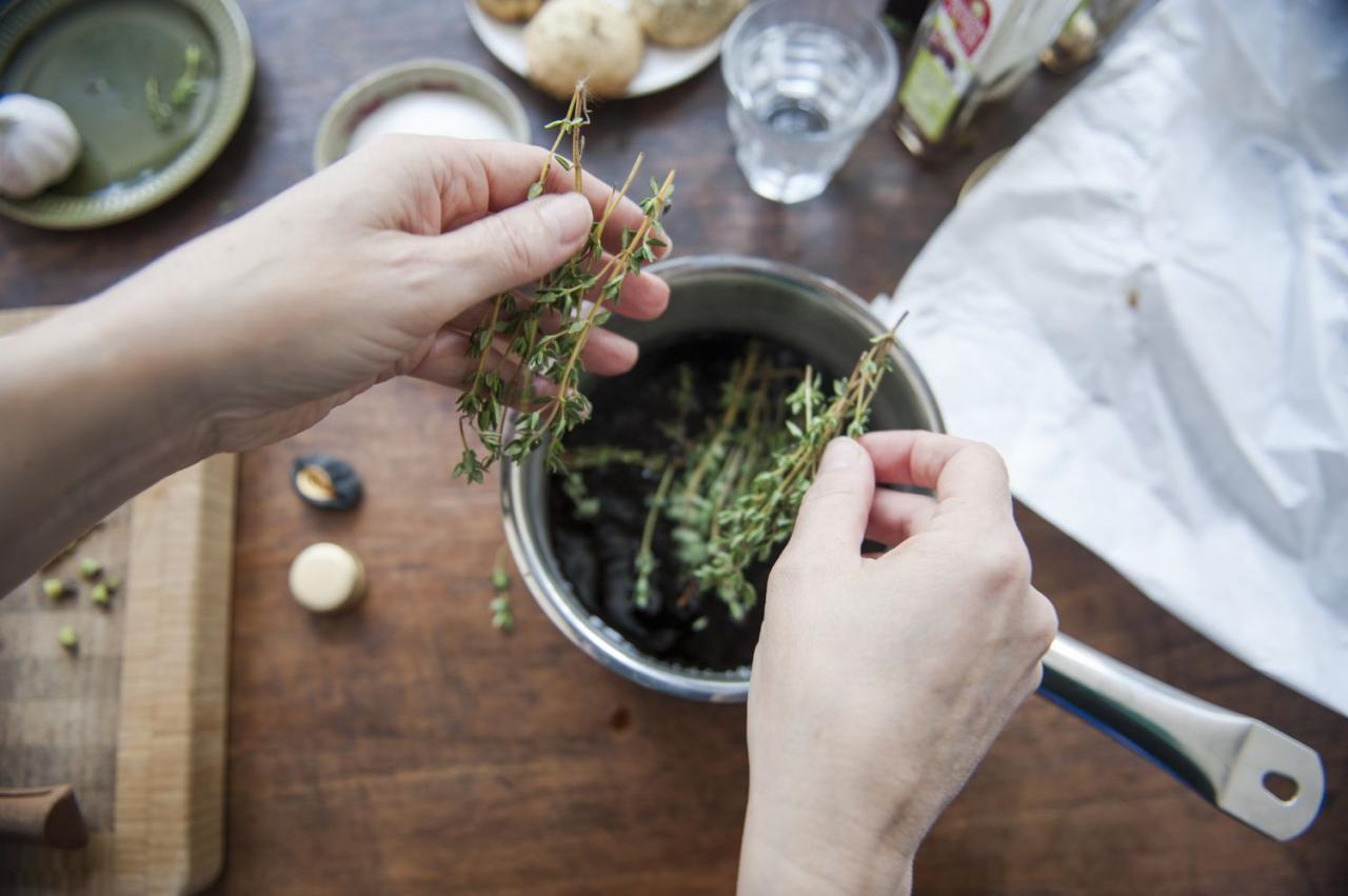 Why Chefs Around the World Love Using Thyme Piece